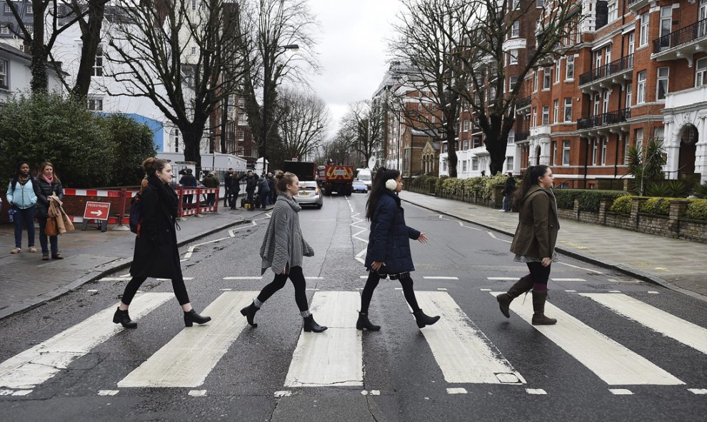 Seguidoras de los Beatles cruzan el famoso paso de cebra junto a los estudios Abbey Road en Londres, el día de la muerte de George Martin, 'arquitecto' del éxito musical de la legendaria banda musical "The Beatles" y considerado como el 'quinto Beatle'. E