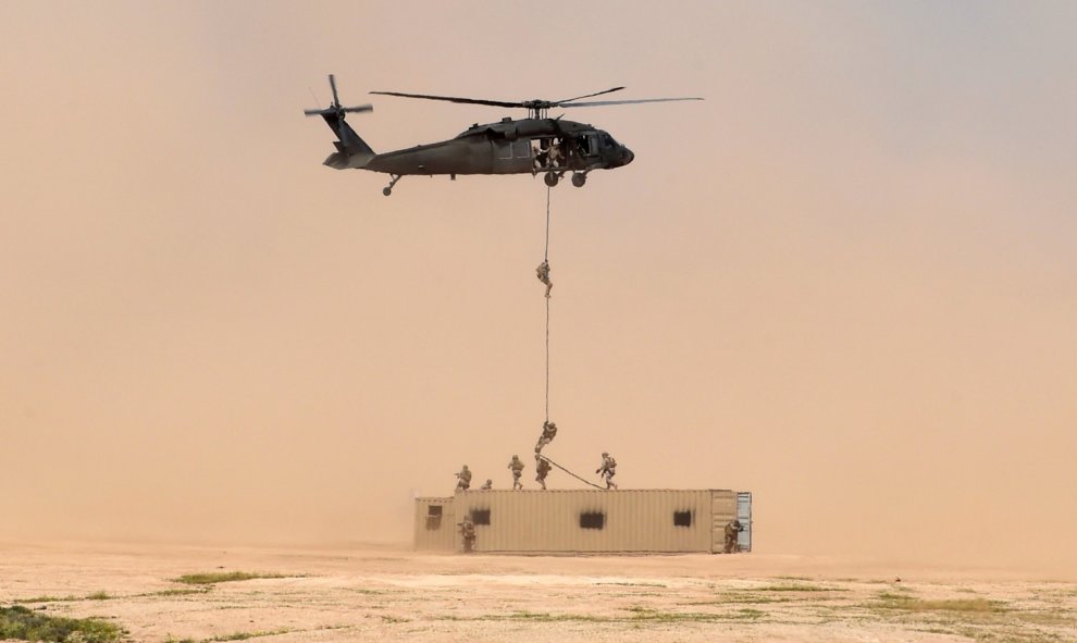 Las fuerzas especiales realizan los ejercicios militares en Hafr al -Batin, a 500 kilómetros al noreste de la capital, Riad, Arabia, 2016./ FAYEZ NURELDINE / AFP