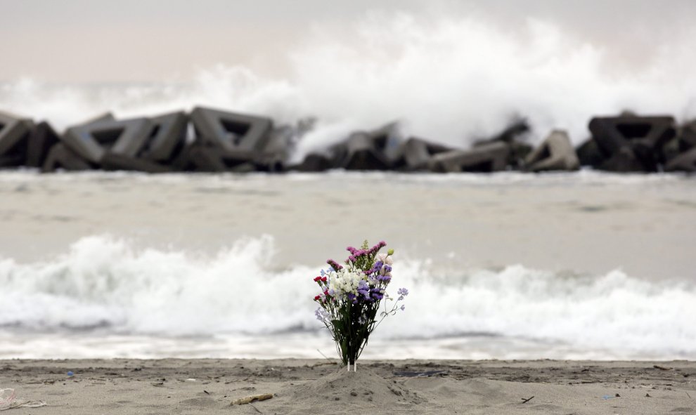 Flores han sido colocadas en la orilla de la playa en Arahama en el distrito de Sendai con motivo del quinto aniversario del terremoto y posterior tsunami que devastó Japón el 11 de marzo de 2011. EFE/Kimimasa Mayama