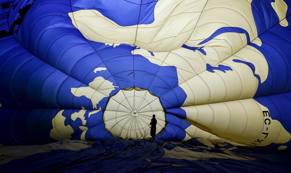 Un aeronauta realiza una comprobación final antes de inflar un globo aerostático durante el Hot Air Balloon en Putrajaya, Malasia. MANAN VATSYAYANA / AFP