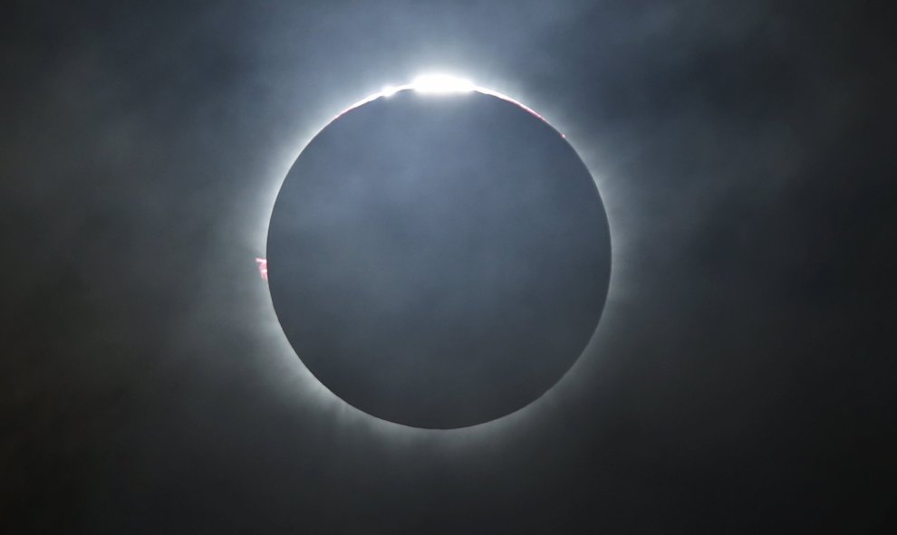 Un eclipse solar visto desde la playa de la isla de Ternate, Indonesia. REUTERS / Beawiharta