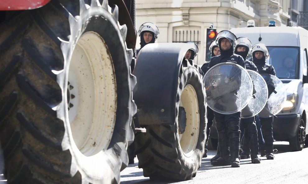 Los antidisturbios se enfrentan con los agricultores durante una manifestación cerca de la sede de la UE en Bruselas. REUTERS/Yves Herman
