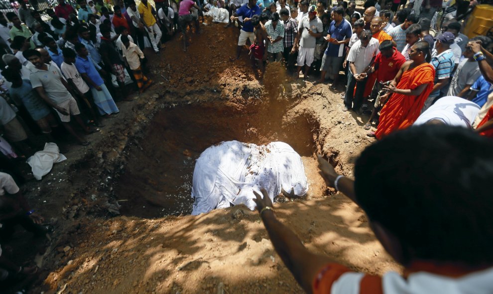 Aldeanos locales se preparan para enterrar el cuerpo del elefante Hemantha durante una ceremonia religiosa en un templo budista en Colombo, Sri Lanka. REUTERS/Dinuka Liyanawatte