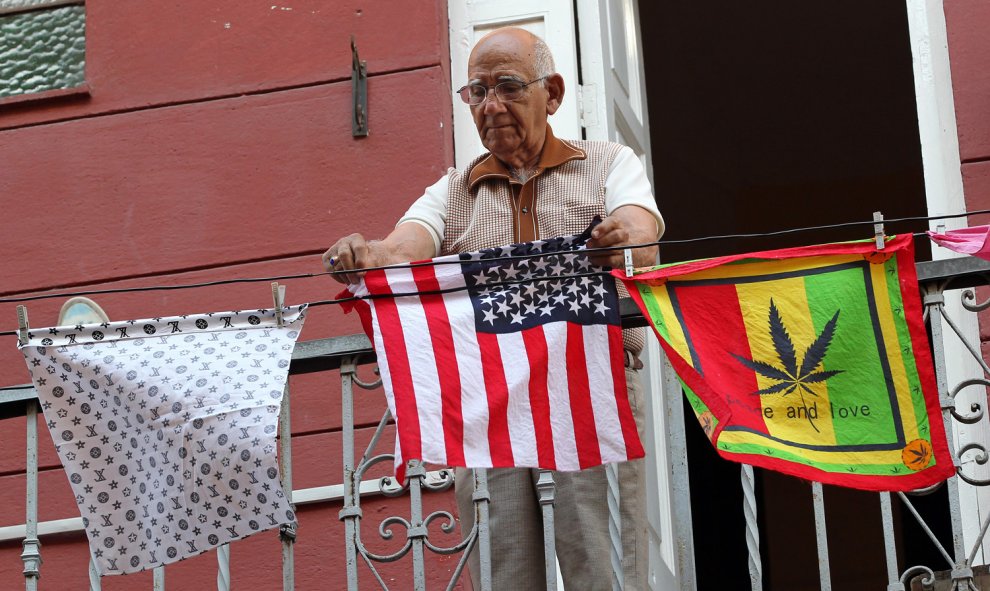 Un anciano pone a secar un pañuelo con la bandera estadounidense hoy, lunes 14 de marzo de 2016, en La Habana (Cuba), a pocos días de la visita del presidente de EE.UU., Barack Obama. EFE/Alejandro Ernesto