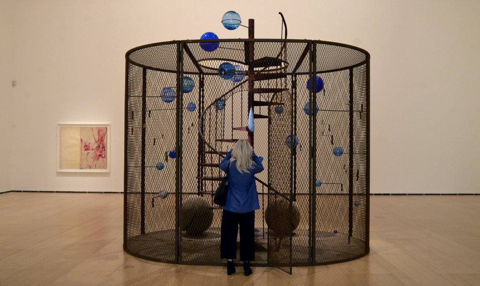 Un visitante observa una escultura del artista franco-estadounidense Louise Bourgeois durante una vista previa a la exposición "Louise Bourgeois. Estructuras de la Existencia. Las células" en el Museo Guggenheim de Bilbao, 17 de marzo de 2016. REUTERS / V