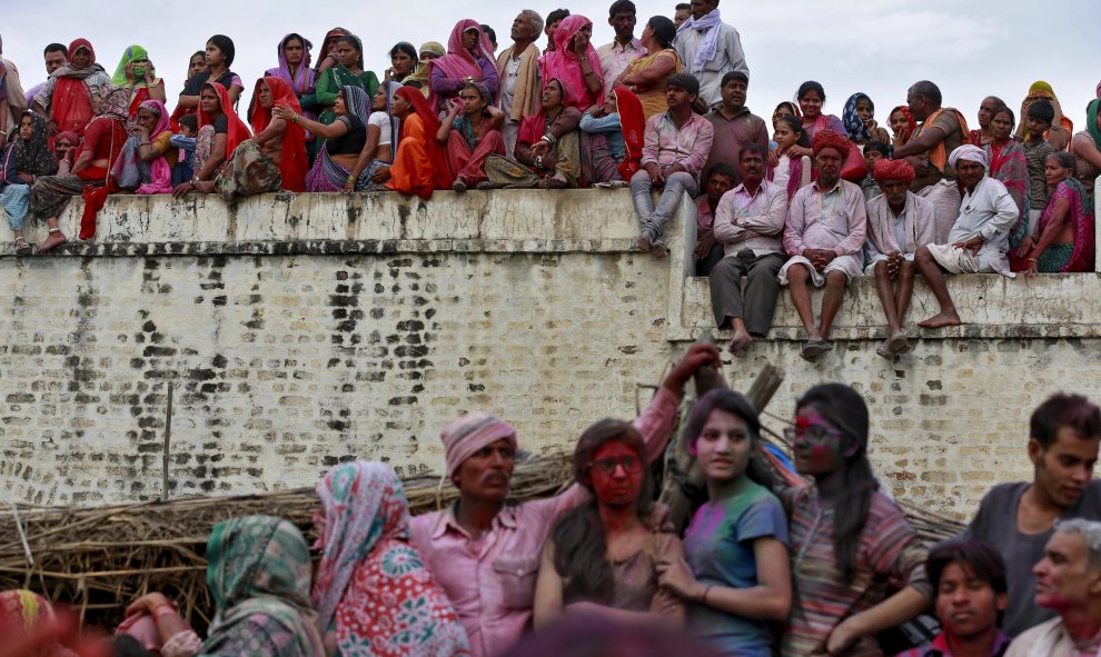 Devotos hindúes asisten a la fiesta religiosa Lathmar Holi, donde las mujeres golpean a los hombres con palos, en la ciudad de Barsana en la región de Uttar Pradesh de la India, 17 de marzo de 2016. REUTERS/Cathal McNaughton