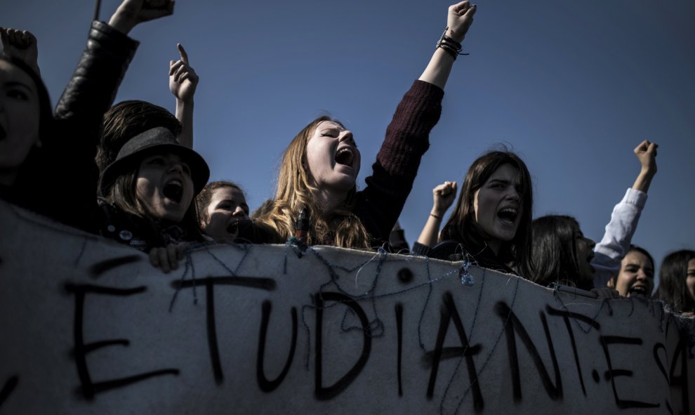 Miles de estudiantes participan en una movilización celebrada en la Plaza de Italia en París, Francia, hoy, 17 de marzo de 2016, en contra de la reforma laboral del Ejecutivo socialista, que la semana pasada moderó su contenido para evitar un bloqueo comp