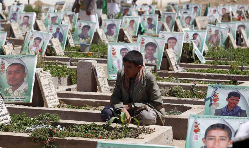 Un partidario hutí permanece sentado junto a una tumba de uno de los últimos combatientes presuntamente asesinado en el conflicto de Yemen, en Saná. EFE/Yahya Arhab