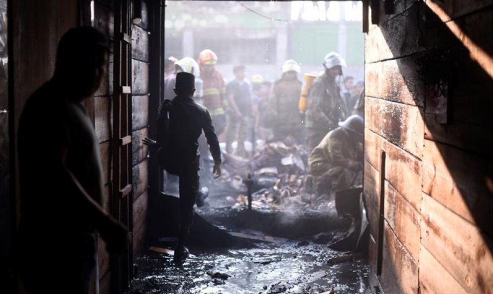 Bomberos trabajan en la remoción de escombros, tras sofocar un voraz incendio que consumió 40 locales en el mercado de La Termina, el principal de la Ciudad de Guatemala. EFE/Santiago Billy