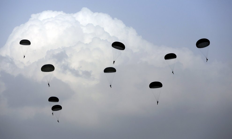 Paracaidistas de la Fuerza Aérea de la India durante un ejercicio en Pokhran en el estado de Rajasthan, India. REUTERS/Amit Dave