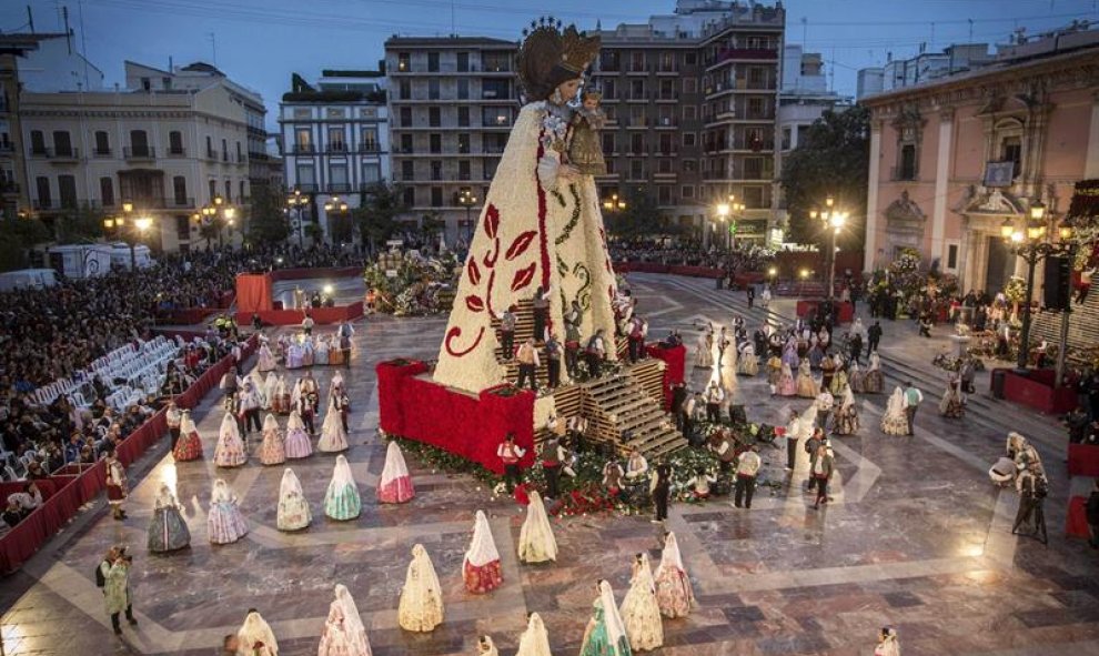 Vista general durante el día de la ofrenda floral a la Virgen de los Desamparados, hoy en Valencia, dentro de la fiesta de las Fallas. EFE/Gustavo Grillo