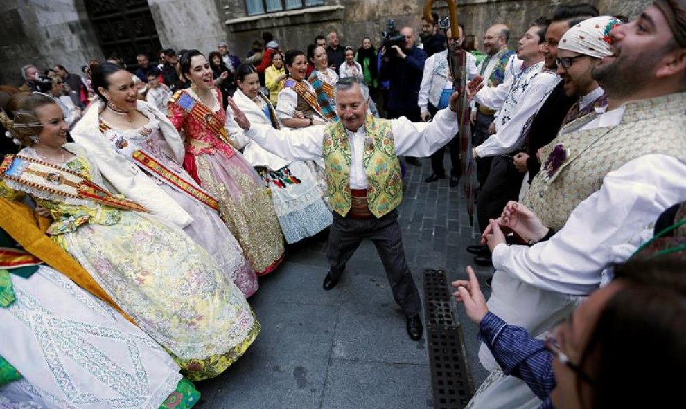 Un grupo de falleros canta y baila por la calle cuando la ciudad ya empieza ser tomada por el ambiente de fiesta. EFE/Kai Försterling