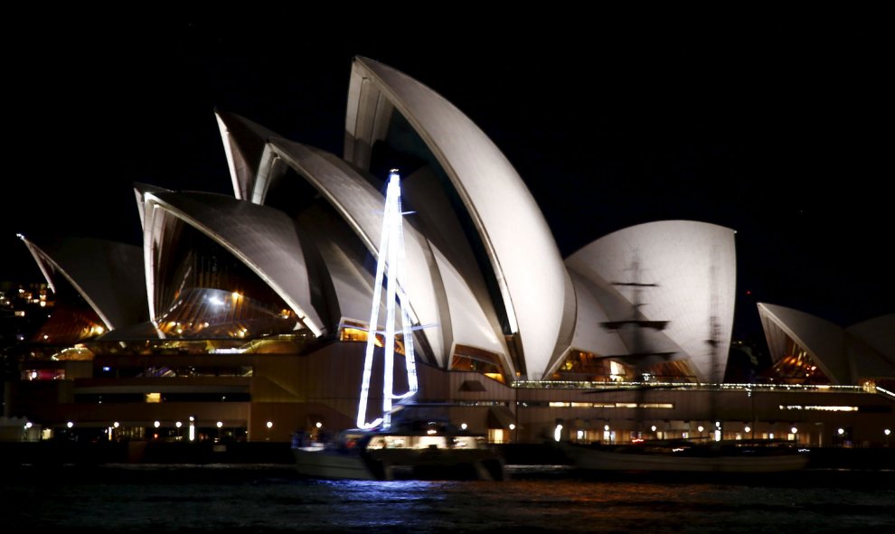 Las luces de la Ópera de Sydney (Australia), antes del apagón por la 'Hora del Planeta'. Un total de 178 países de todo el mundo y más de 300 ciudades españolas han apagado sus monumentos más destacados este sábado.- David Gray (REUTERS)