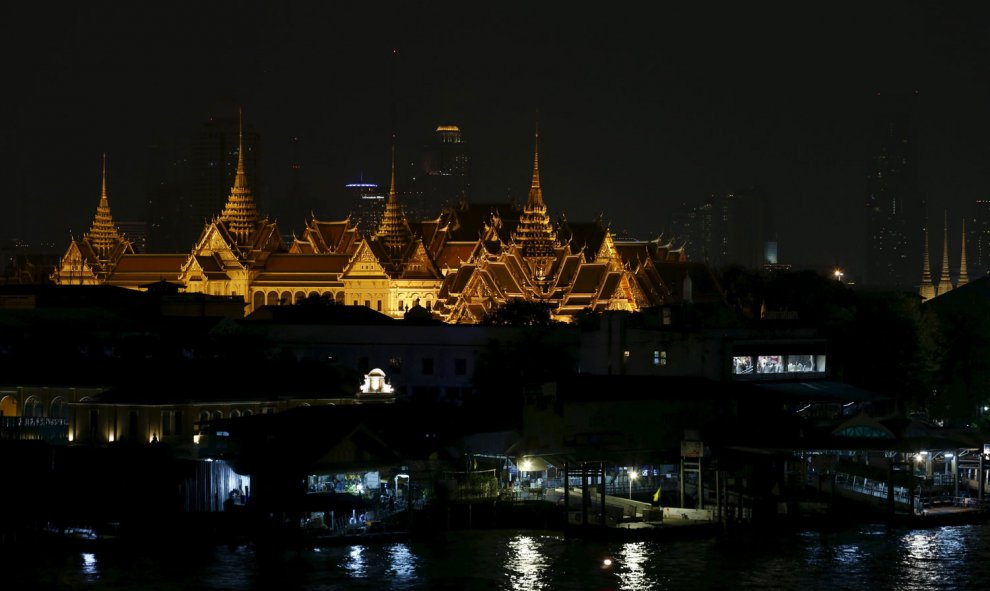 El Gran Palacio de Bangkok (Tailandia), durante el apagón por la Hora del Planeta.- Jorge Silva (REUTERS)