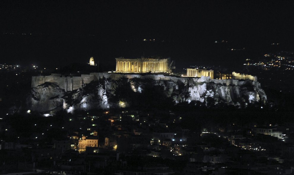 La colina del Acrópolis en Atenas (Grecia), antes del apagón por la Hora del Planeta.- Michalis Karagiannis (REUTERS)