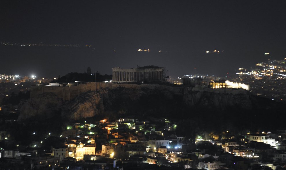 La colina del Acrópolis en Atenas (Grecia), durante el apagón por la Hora del Planeta.- Michalis Karagiannis (REUTERS)