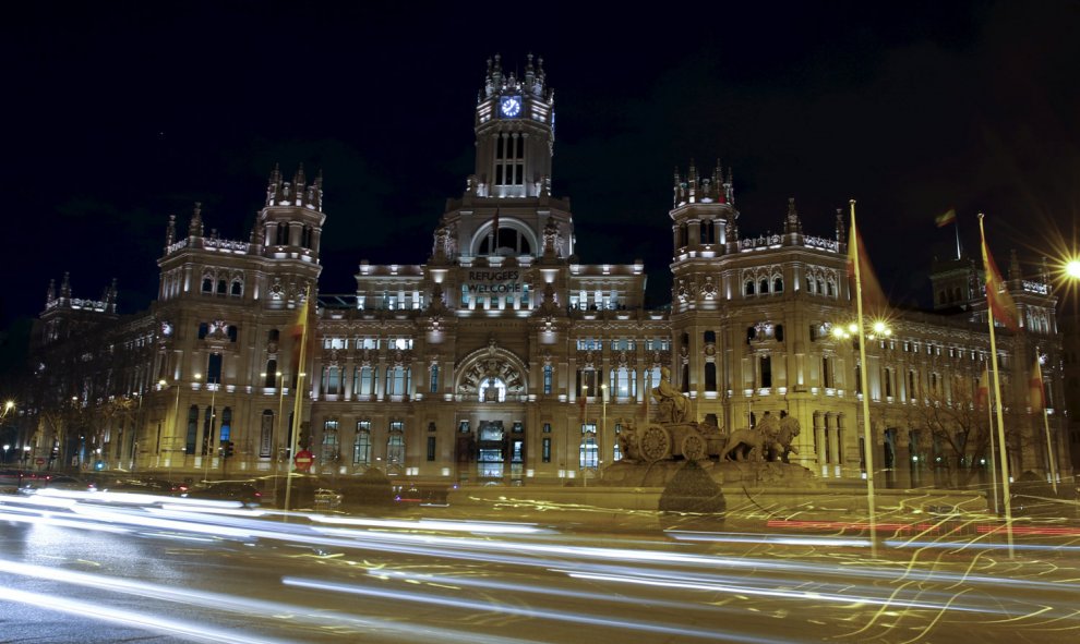 La Plaza de Cibeles y el Ayuntamiento de Madrid, antes del apagón por la Hora del Planeta.- Sergio Perez (REUTERS)
