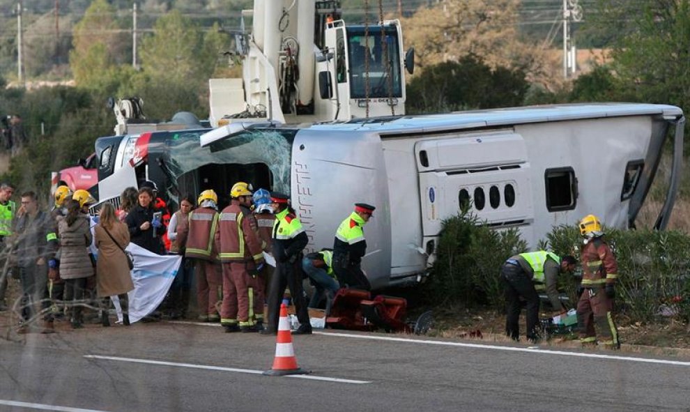 Un total de 13 personas han fallecido esta mañana al chocar un autocar contra un vehículo en la autopista AP-7, a la altura de Freginals (Tarragona). El autocar pertenece a una empresa de Mollet del Vallès (Barcelona), transportaba estudiantes de Erasmus