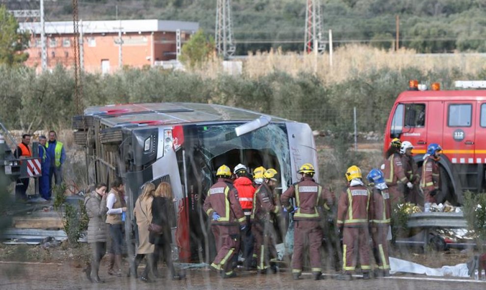 En la imagen, bomberos y sanitarios trabajan en el lugar del suceso. EFE/Jaume Sellart