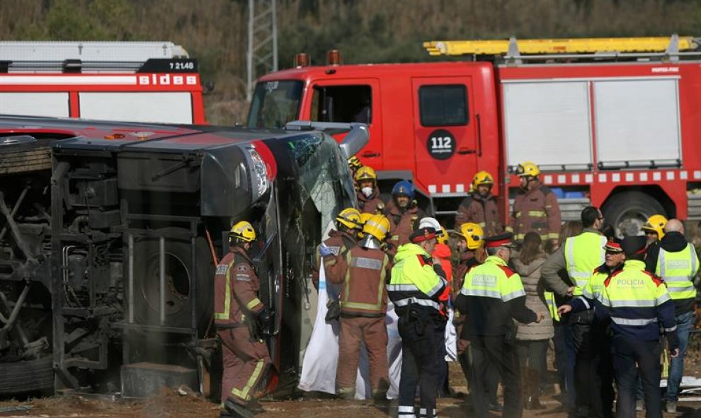 Los Bomberos de la Generalitat trabajan con 17 dotaciones haciendo tareas de salvamento de las víctimas del interior de los vehículos implicados. EFE/Jaume Sellart