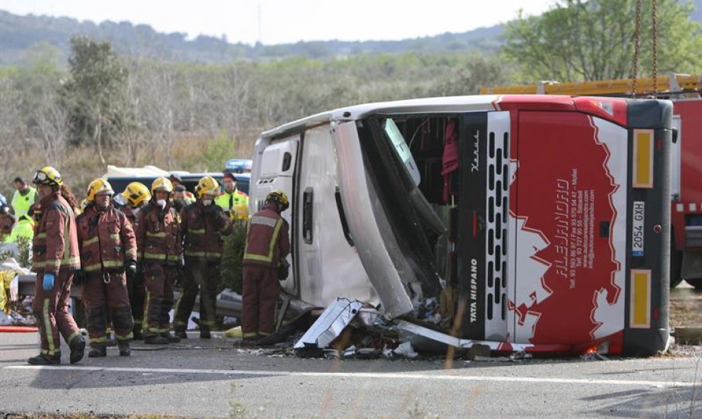 Según las primeras informaciones, el autobús, que iba en sentido Barcelona, ha perdido el control, ha atravesado la mediana y ha volcado en sentido sur, colisionando con otro vehículo. EFE/Jaume Sellart