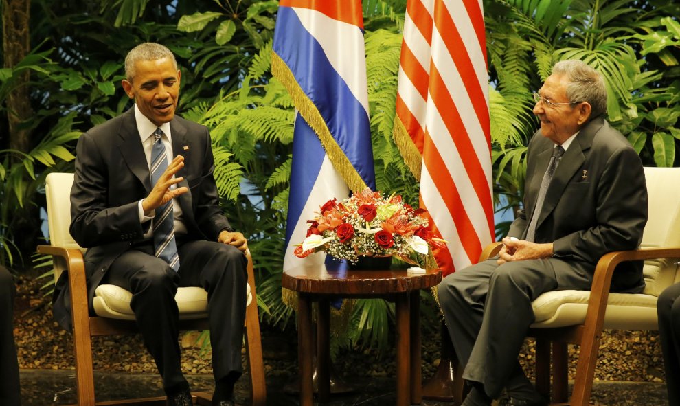 El presidente estadounidense Barack Obama (d) junto a su homólogo cubano Raúl Castro (i) durante su encuentro en el Palacio de la Revolución en La Habana.