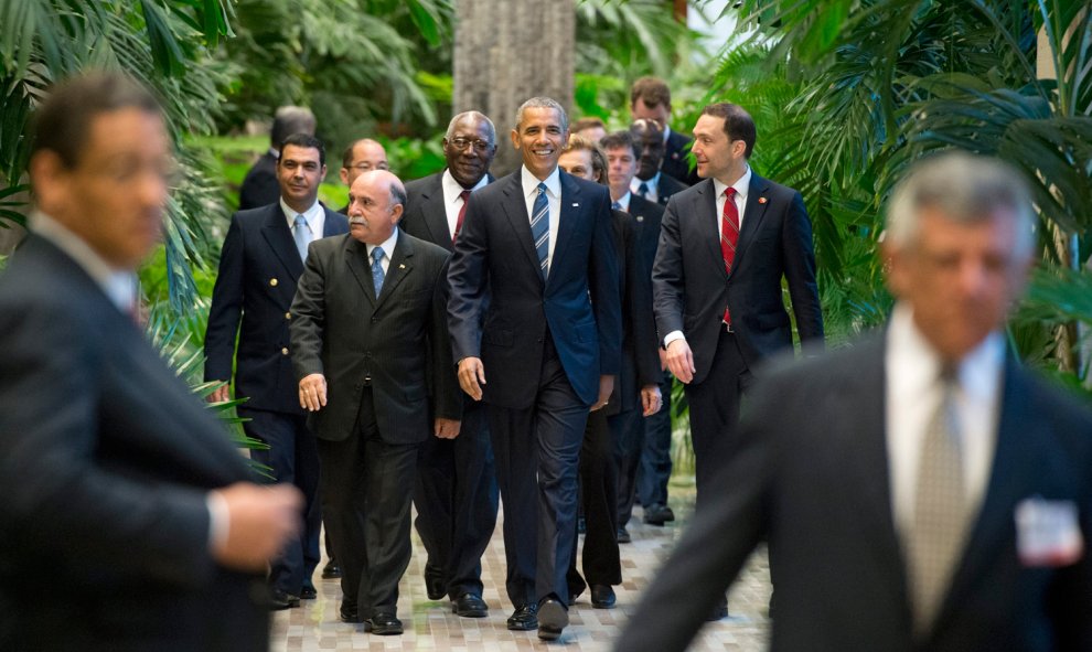 El presidente estadounidense Barack Obama (c) conversa con diplomáticos de su país antes de su encuentro con su homólogo cubano Raúl Castro (no en la imagen) en el Palacio de la Revolución en La Habana, Cuba hoy 21 de marzo de 2016. El presidente Obama ll