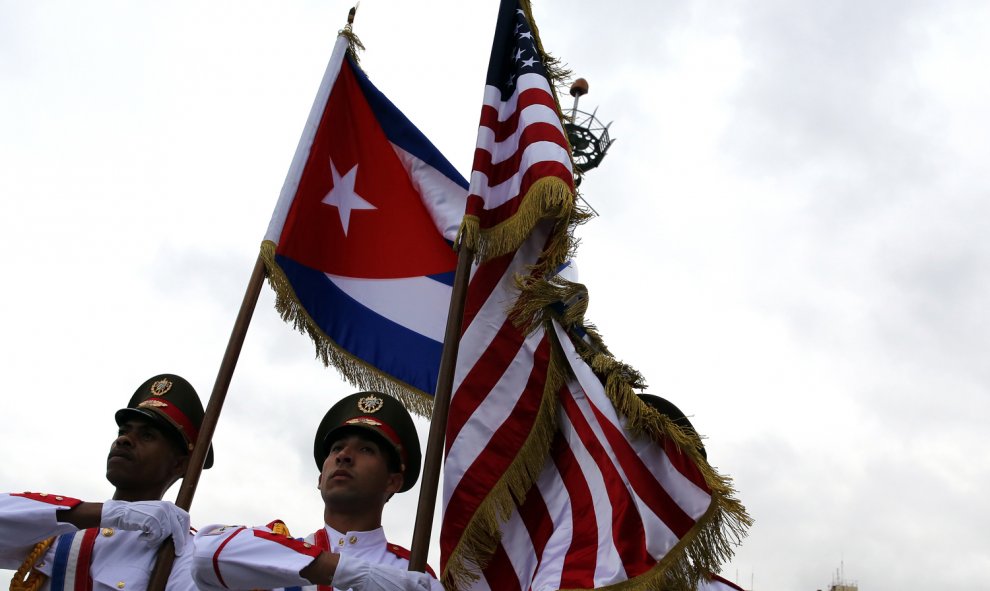 Soldados cubanos sostienen banderas de Cuba y Estados Unidos hoy, lunes 21 de marzo de 2016, momentos antes de la llegada del presidente de Estados Unidos Barack Obama, en La Habana (Cuba). EFE/ALEJANDRO ERNESTO