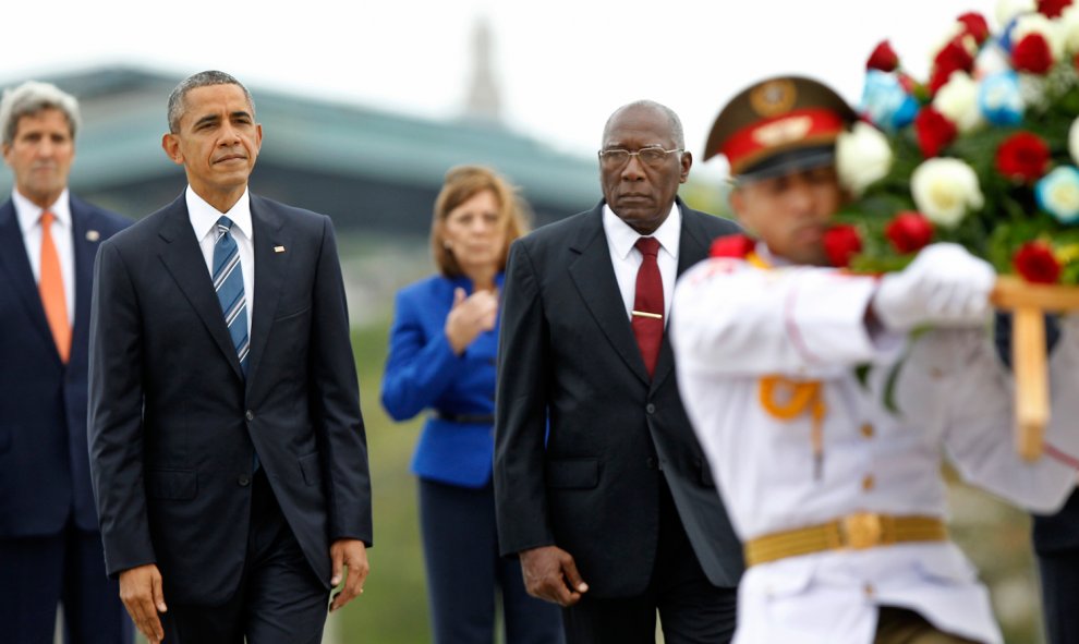 El presidente de Estados Unidos Barack Obama (i) junto a el vicepresidente de Consejo de Estado cubano, Salvador Valdéz Mesa (d) durante la colocación de la ofrenda floral ante el monumento del prócer cubano José Martí hoy, lunes 21 de marzo de 2016, en l