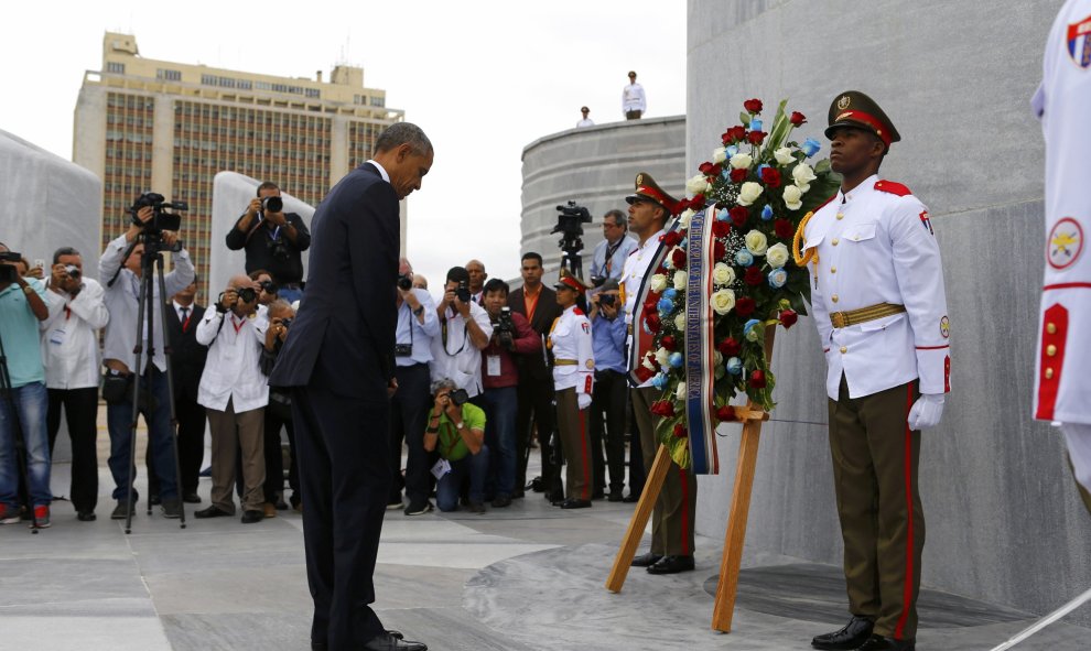 El presidente EE.UU. Barack Obama asiste a una ceremonia de ofrenda floral al monumento de José Martí en La Habana, Cuba. REUTERS / Ivan Alvarado