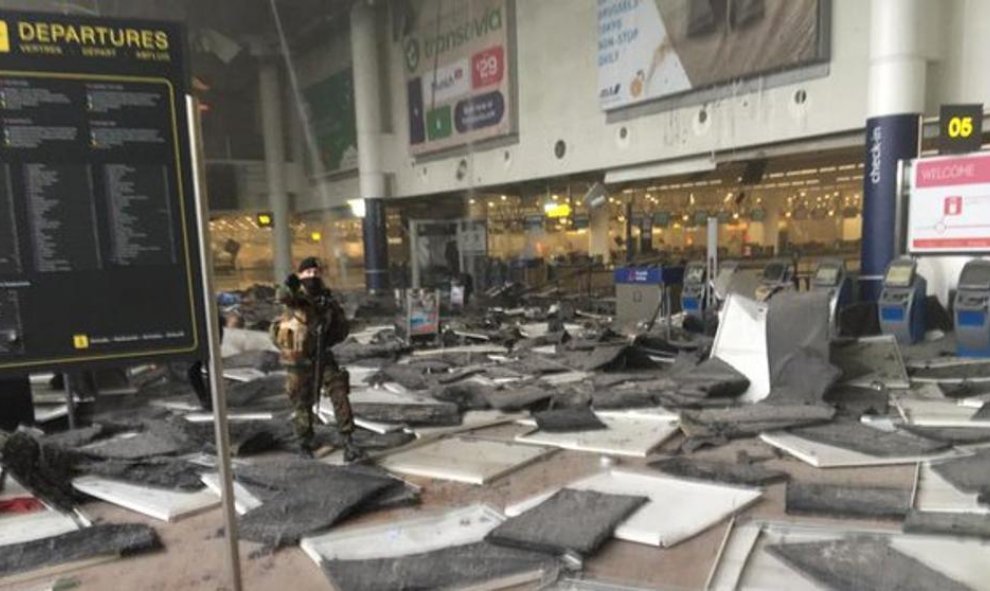 Atentado Bruselas: Así ha quedado el interior del aeropuerto de Bruselas.- TWITTER @intlspectator