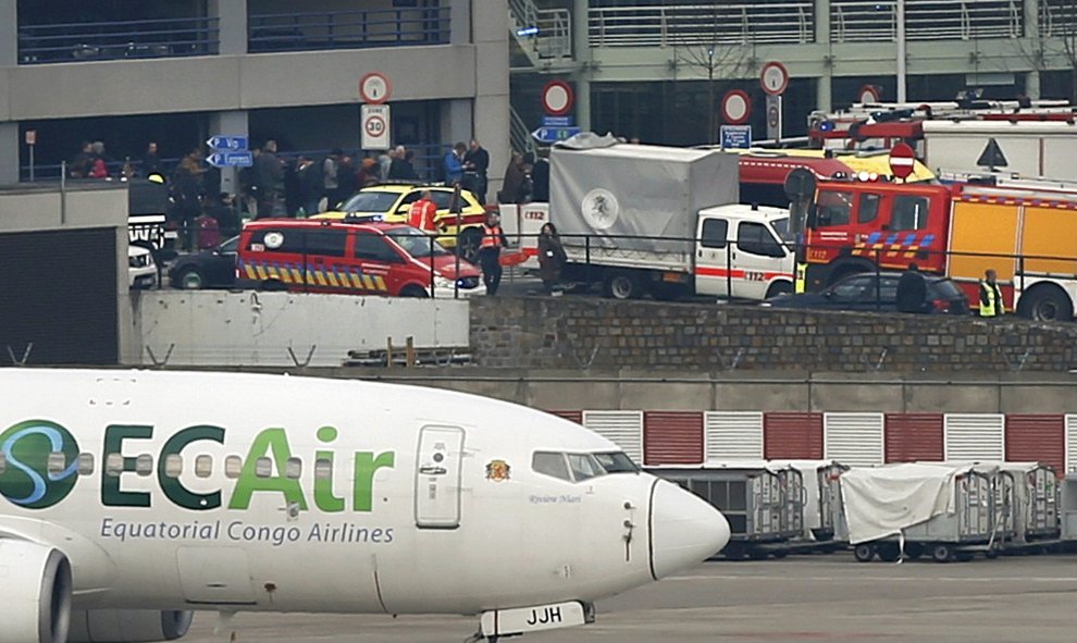 Los servicio de emergencia trabajan en el lugar de las explosiones.- REUTERS.