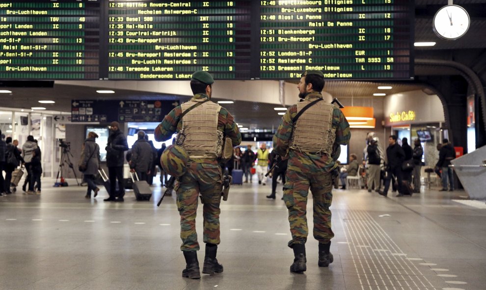 Los soldados belgas llegan al aeropuerto.- REUTERS