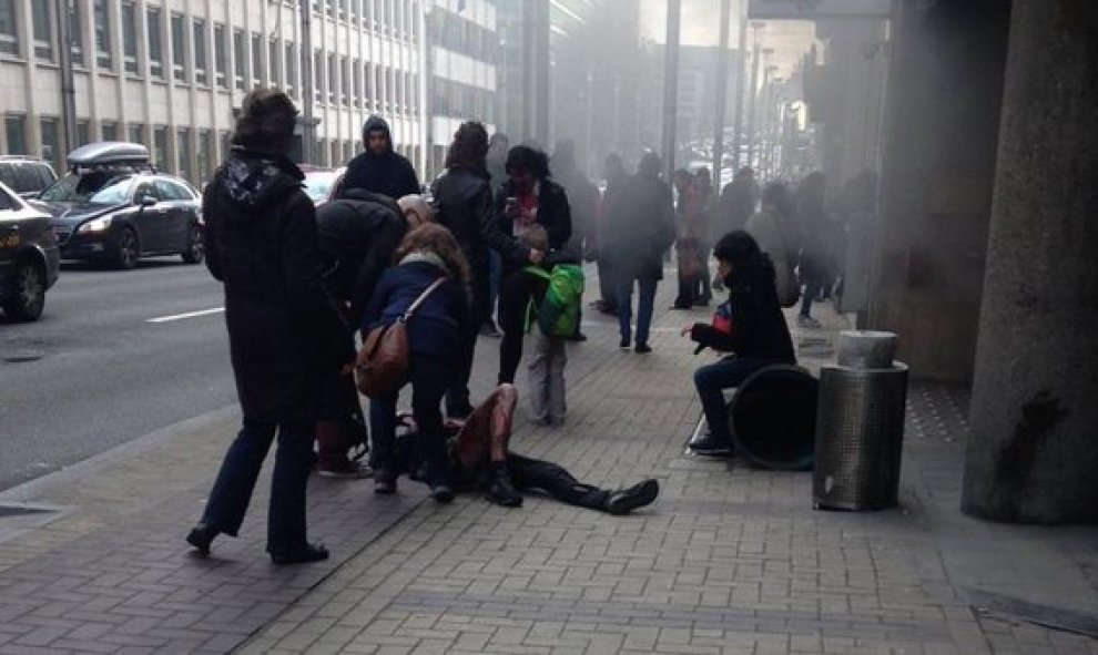 Otra explosión ha dejado varios heridos en el barrio bruselense de las instituciones europeas,  en la estación de Maalbek.- TWITTER