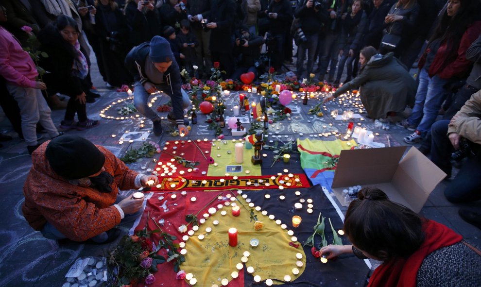 La gente deposita velas y flores en torno a un monumento en Brusela.  REUTERS/Charles Platiau