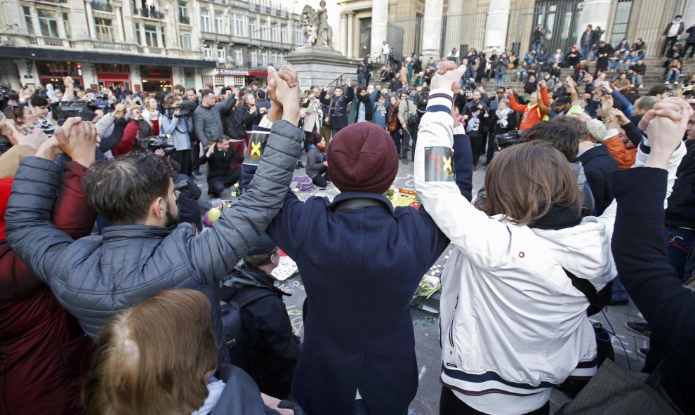 Personas reunidas en torno a un monumento en Bruselas. REUTERS/Charles Platiau