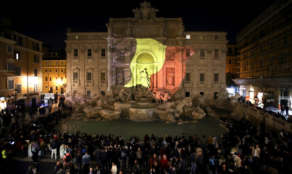 Los colores negro, amarillo y rojo de la bandera belga se proyectan en la fuente de Trevi en Roma, Italia, en homenaje a las víctimas. REUTERS/Stefano Rellandini