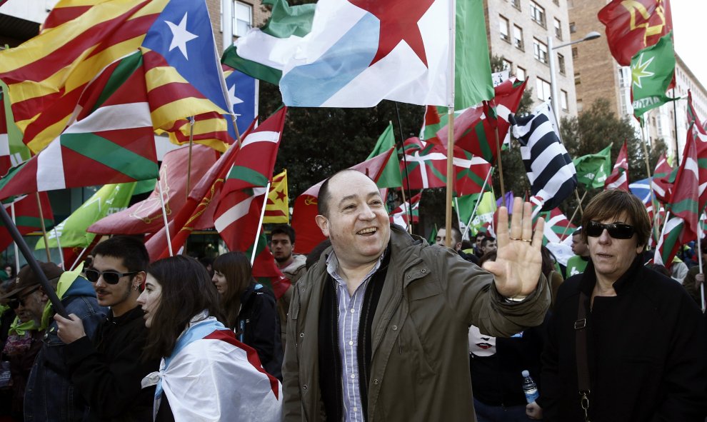 El portavoz de Sortu, Pernando Barrena, al inicio de la manifestación  en Pamplona convocada por la red Independentistak para conmemorar el Aberri Eguna. EFE/Jesús Diges