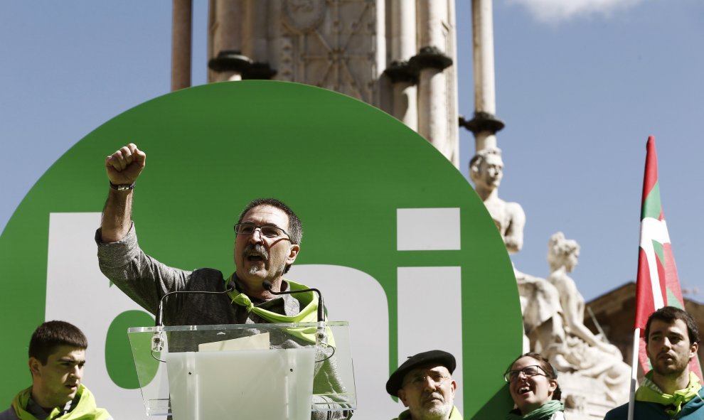 El portavoz de la Red Independentistak, Txutxi Ariznabarreta, durante su intervención al término de la manifestación convocada en Pamplona por la red Independentistak para conmemorar el Aberri Eguna. EFE/Jesús Diges