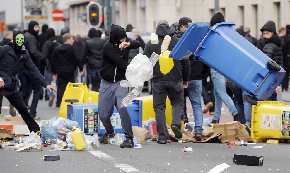Manifestantes ultras participan en los disturbios en la zona cercana a la plaza de la Bolsa de Bruselas. EFE/OLIVIER HOSLET