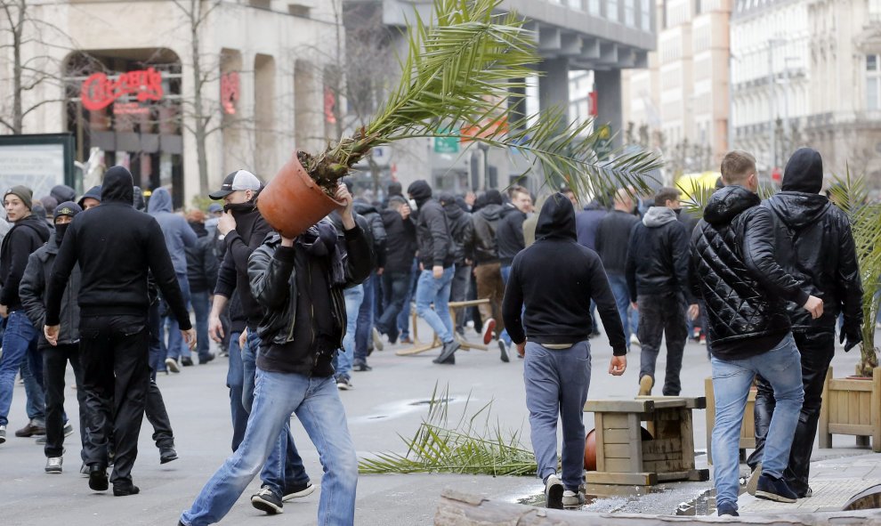 Disturbios en la manifestación contra el miedo en Bruselas. EFE/OLIVIER HOSLET