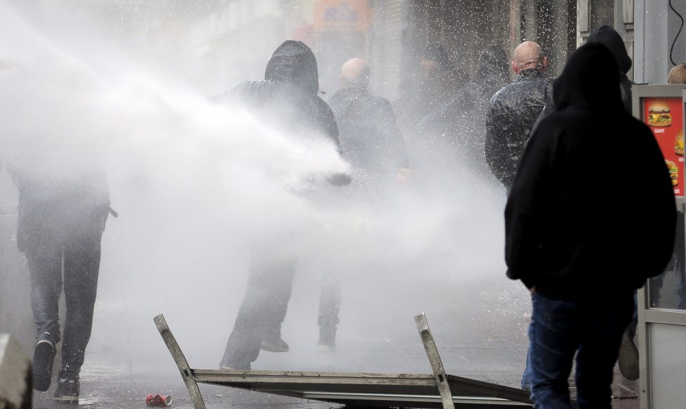 La policía belga ha tenido que intervenir en los enfrentamientos con cañones de agua. EFE/OLIVIER HOSLET