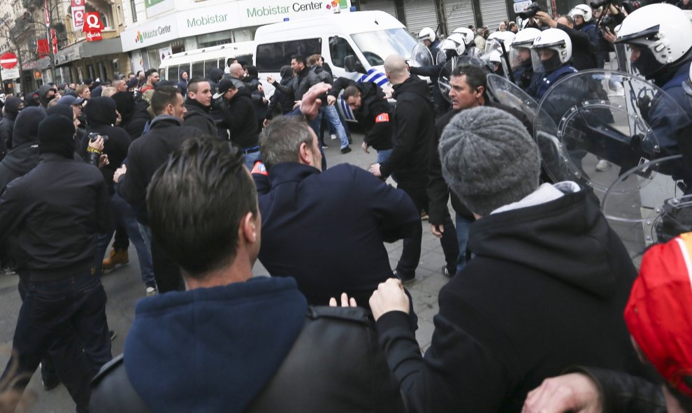 La policía carga contra los ultras que irrumpieron en la manifestación en el centro de Bruselas. EFE/OLIVIER HOSLET