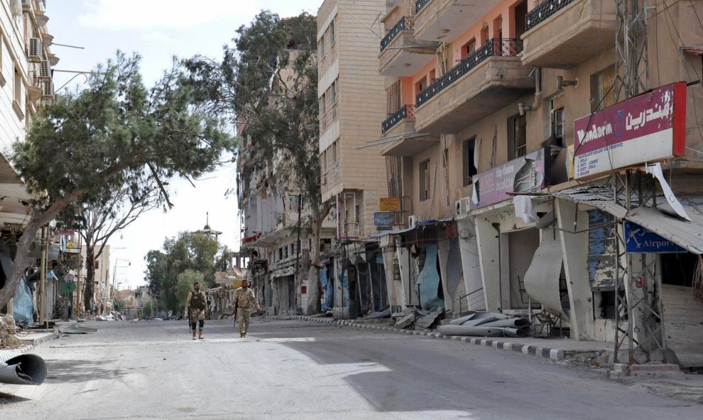 Las Fuerzas de Bashar al-Assad caminan por la ciudad de Palmira.- REUTERS