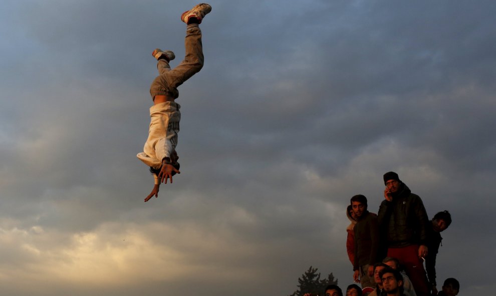 Un grupo de inmigrantes y refugiados bailan y cantan en uno de los campos de acogida cerca de Idomeni, Grecia. REUTERS/Marko Djurica