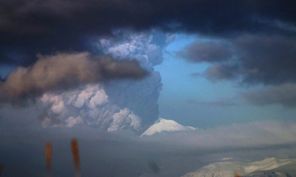 El volcán Pavlof Volcano expulsa ceniza en las Islas de Alaska. REUTERS/Royce Snapp/Alaska Volcano Observatory/Handout