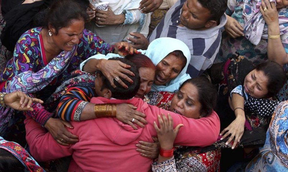 Varias personas lloran durante el funeral en honor a una víctima del ataque suicida del parque Gulshan Iqbal, en Lahore, Pakistán. EFE/Rahat Dar