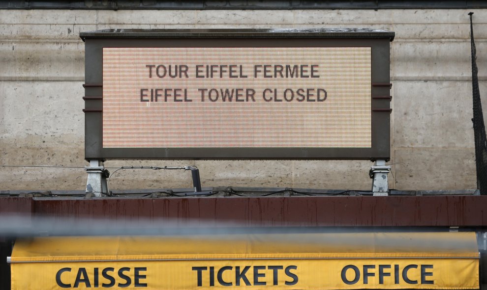 Un cartel que anuncia el cierre de la Torre Eiffel se ve en un mostrador de venta de entradas cerrado en París. REUTERS