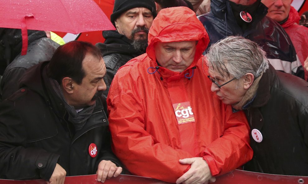 Jean Claude Mailly (d), el secretario general del sindicato francés Fuerza Obrera (FO) se inclina a hablar al dirigente sindical de la CGT Philippe Martínez (izq) durante una manifestación de empleados y de estudiantes en contra de la propuesta de la legi