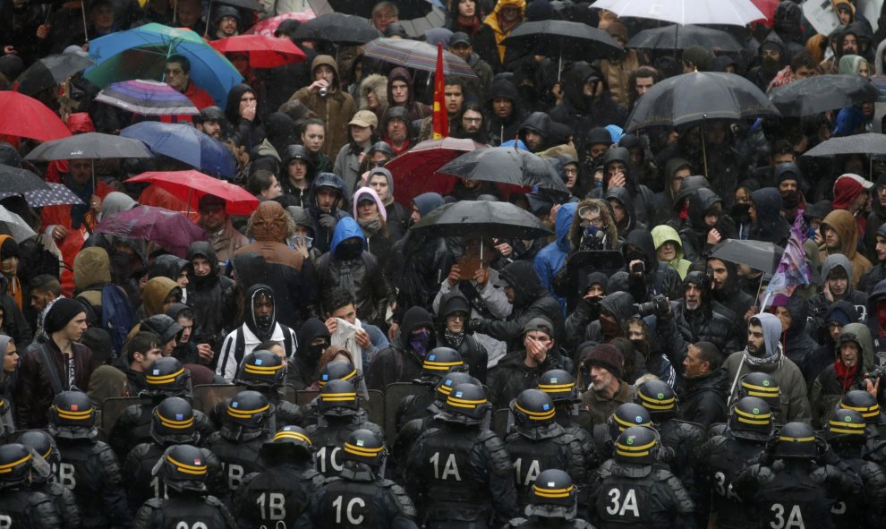 Los estudiantes franceses se enfrentan con los antidisturbios ​​durante una manifestación en contra de la reforma laboral en París, Francia./ REUTERS / Christian Hartmann